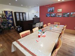 食堂の明るい空間