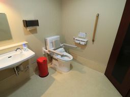 手すり付きのトイレスペース