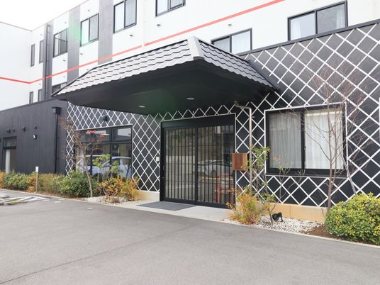 施設の入口と外観