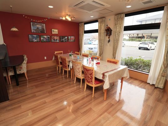 暖色系壁の食堂空間