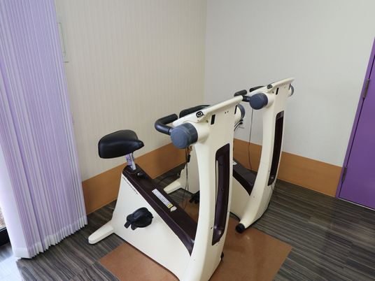 機能訓練室のエクササイズ機器