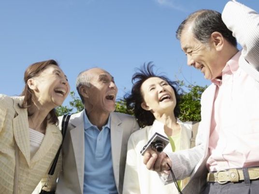 笑顔で会話する人たち