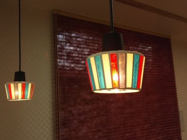 和風照明と暖色カーテン