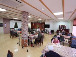 暖かい雰囲気の食堂