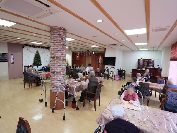 暖かい雰囲気の食堂