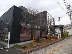 黒い外壁のモダンな建物