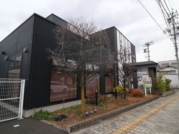 黒い外壁のモダンな建物