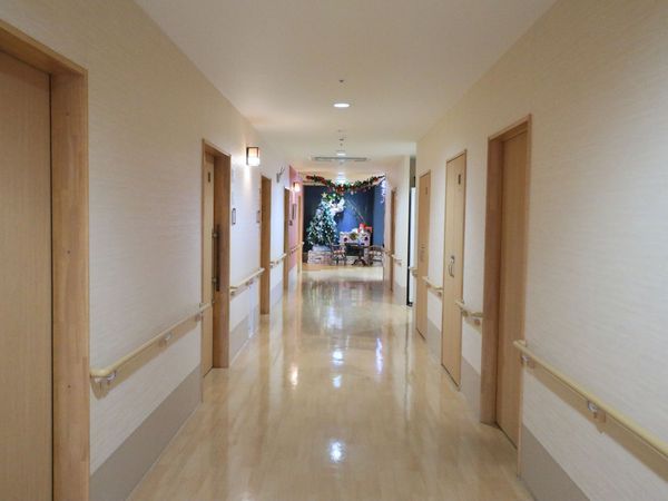 明るい通路のクリスマス装飾