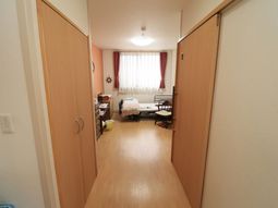 居室の入り口と内部