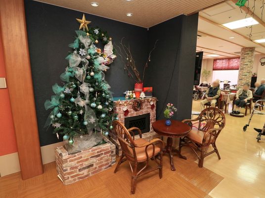 暖炉とクリスマスツリーのあるリビング
