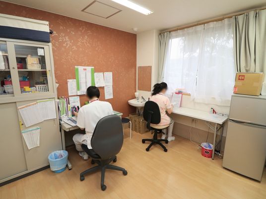 スタッフが作業する事務室