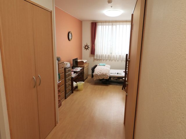 居心地の良い居室 居室 ゆったりとした造りの居室です。窓からは自然光が入り、温かみのある空間が広がっています。