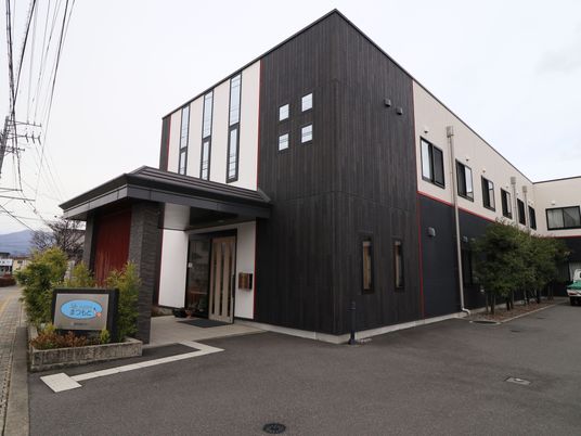 モダンな建物のエントランス