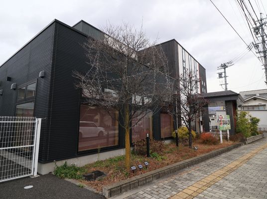 現代的な建物の外観