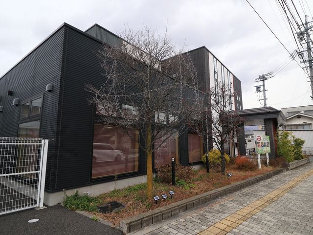 現代的な建物の外観 外観 落ち着いた色合いの建物が、新しい労働環境の期待を膨らませます。周辺の自然と調和するデザインをお楽しみください。