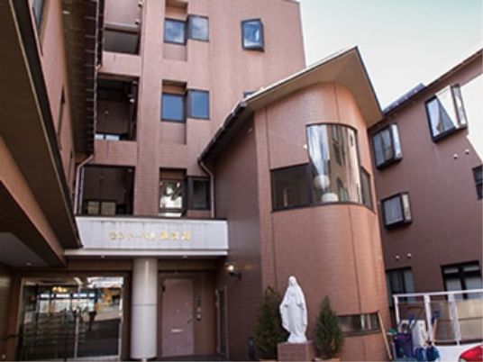 茶色い建物の外観