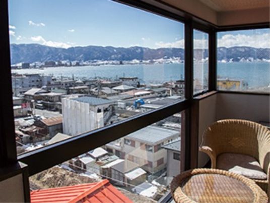 窓からの眺望と椅子