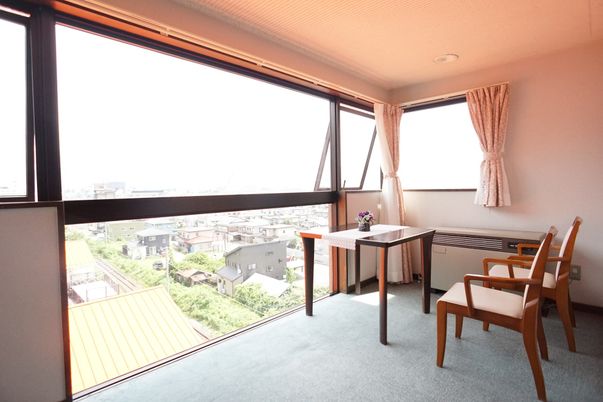 広々とした明るい居室