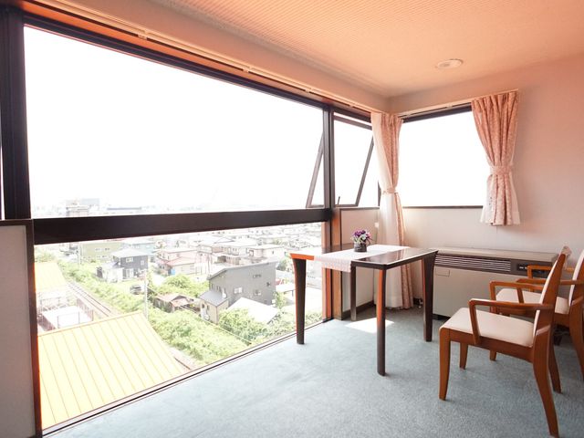 広々とした明るい居室 休憩室 窓からの光が差し込む、開放感のある居室です。静かで快適な空間での勤務をご希望の方には最適です。