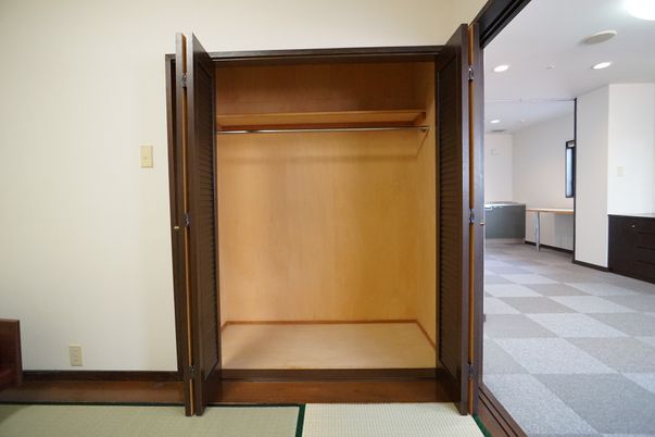 和室の開いた押し入れ