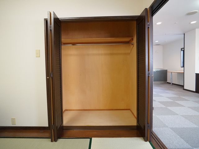 和室の開いた押し入れ 居室 広々とした和室の居室は、押し入れも含めて余裕のある空間です。落ち着いた雰囲気の中で、ご自分の時間を大切に過ごせます。