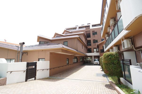 暖色の建物外観