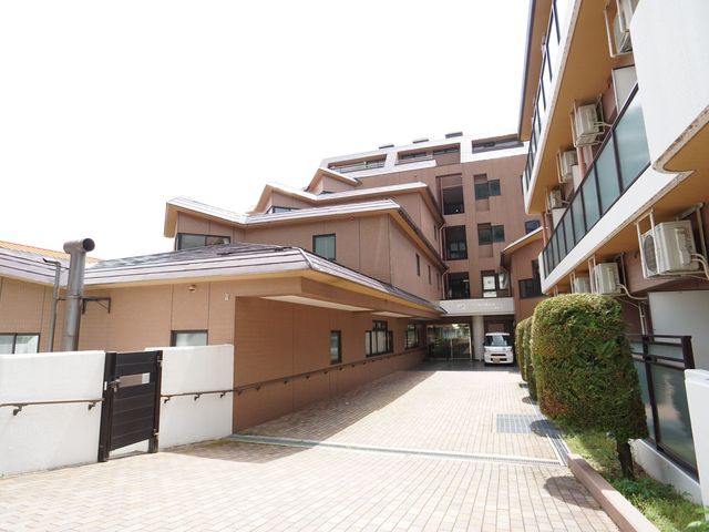 暖色の建物外観 外観 暖かみのある色合いでまとめられた建物です。清潔感に満ちたエントランスは、訪れる皆さまを優しくお迎えします。