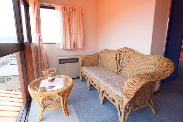 籐製家具のある部屋