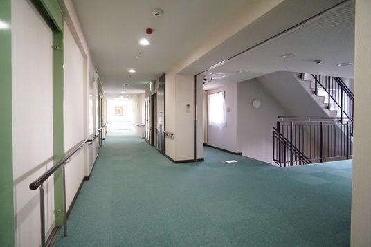 清潔な廊下と手すり