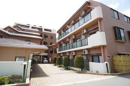 落ち着いた色合いの建物外観