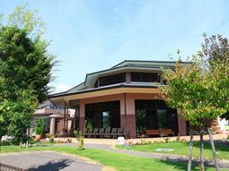 緑豊かな建物の外観