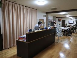 受付カウンターとスタッフ