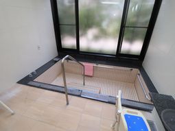 手すりのついた浴室