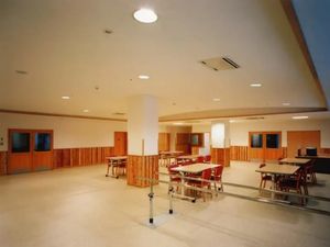 広い食堂の室内  