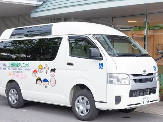 送迎車が停車した外観  