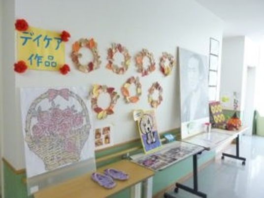作品を飾る廊下  