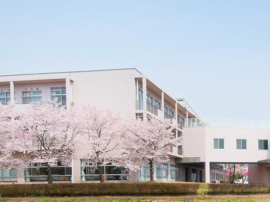 桜並木のある外観  