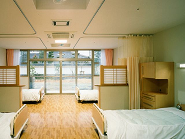 窓が大きい居室 居室 大きな窓から自然光がたっぷり入り、明るく快適な雰囲気の居室です。清潔で広々としています。