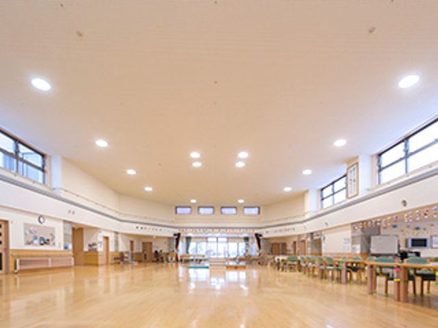 広々とした室内空間 食堂 自然光が優しく差し込む開放的なスペースで、食事や会話を楽しむことができます。