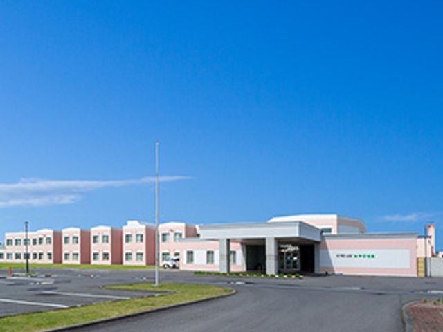 広々とした建物外観 外観 広々とした駐車場を持つ開放的な建物です。明るい雰囲気が働きやすさを感じさせます。