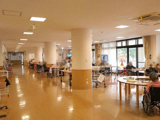 広々とした共有スペース 内観 自然光がたっぷりと入る広々としたスペースで、リラックスした時間を過ごせます。