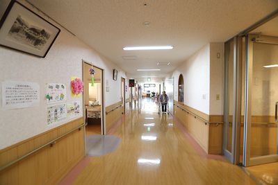 明るい長い廊下