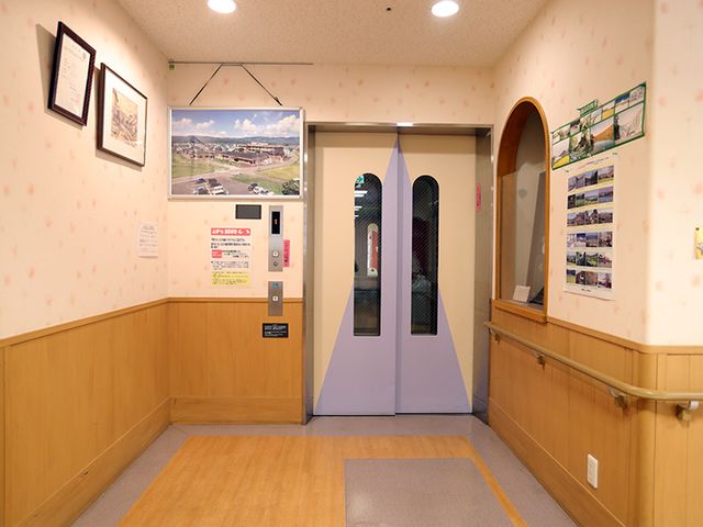 安全な廊下とエレベーター 廊下 安全性を考慮した廊下とエレベーターです。施設内の移動が快適になります。