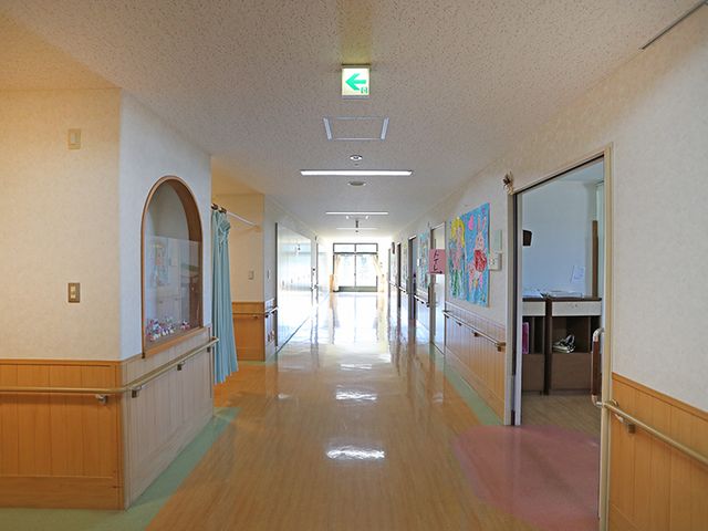 長い廊下 廊下 広々とした廊下には手すりが備え付けられており、安全に移動する助けとなります。