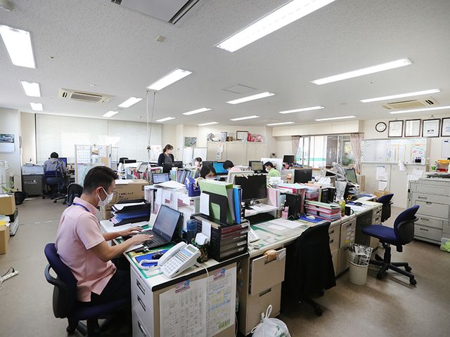 スタッフのデスクワークエリア スタッフイメージ 快適な環境でデスクワークに集中できる空間です。コミュニケーションもとりやすい配置になっています。
