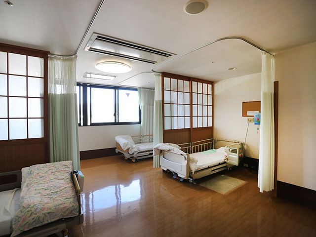 光の差し込む居室 居室 広々とした居室は、自然光がたっぷり入る明るい空間です。清潔感のある落ち着いた環境で快適に過ごせます。
