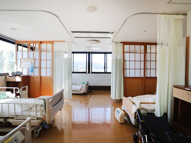 自然光が入る居室 居室 広々とした空間で、自然光が豊かに差し込む居室です。快適な環境で落ち着いて働けます。
