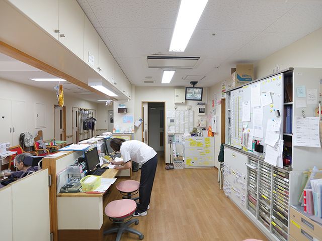 スタッフルームの様子 スタッフイメージ 広々とした作業スペースで、効率的に業務に取り組むことができます。明るい環境が整っています。