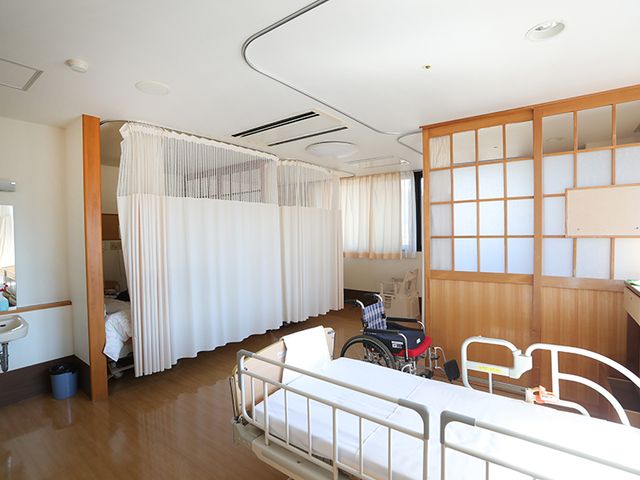 自然光あふれる居室 居室 明るい居室には、自然光がたっぷりと差し込み、開放的な空間になっています。車椅子の配置も工夫されています。