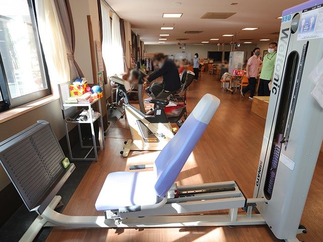 機能訓練用具の部屋 機能訓練室 明るい環境でのトレーニングが可能です。設置された機材で多様なエクササイズを体験できそうです。